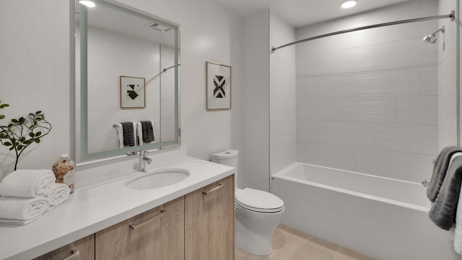 Kurve on Wilshire — community and apartment views.