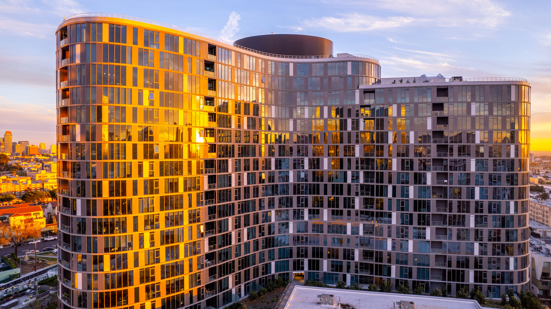 Kurve on Wilshire — community and apartment views.