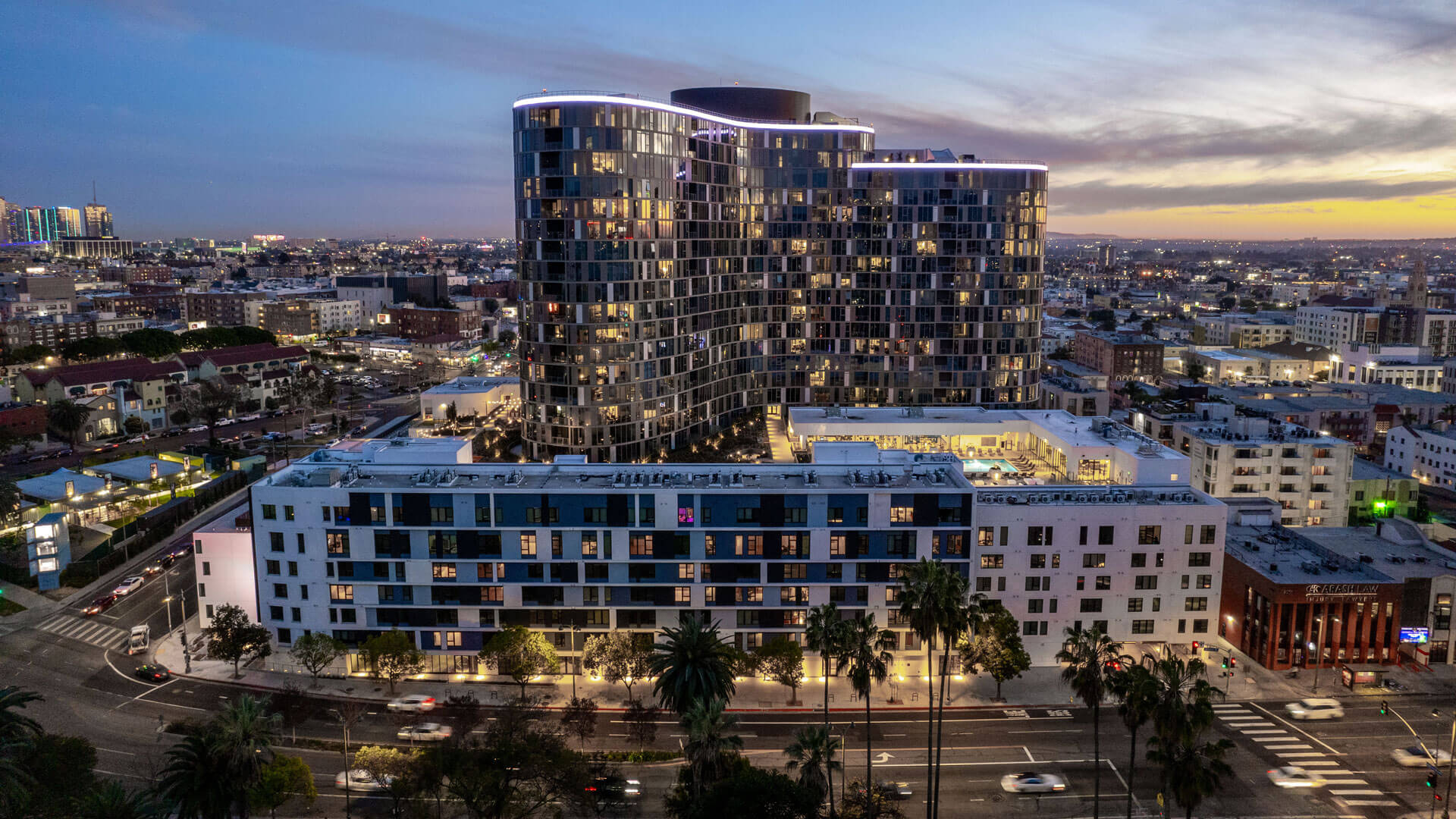 Kurve on Wilshire — community and apartment views.