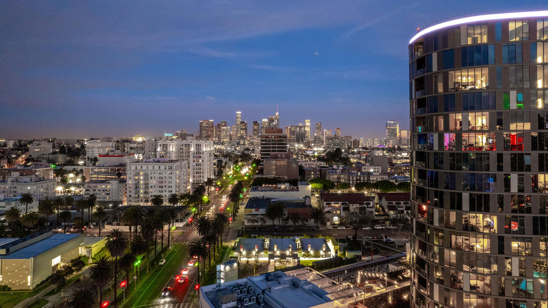 Kurve on Wilshire — community and apartment views.