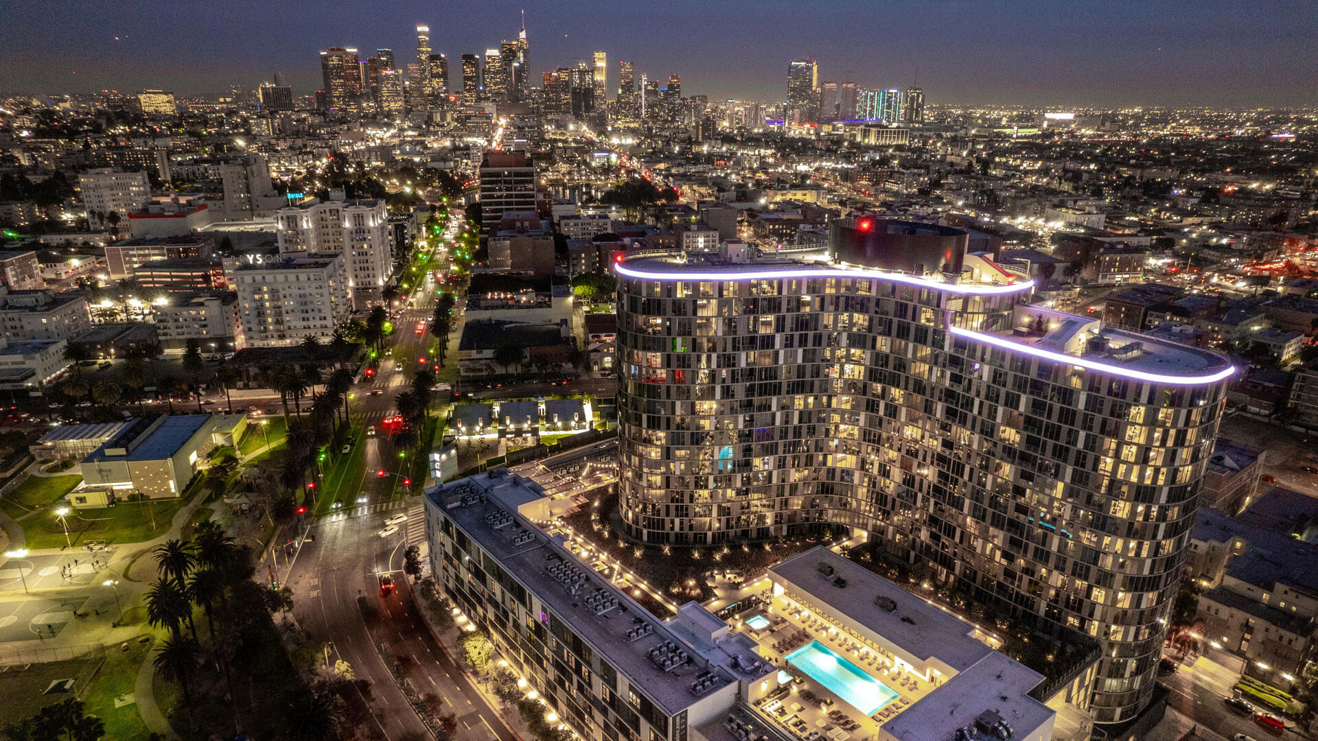 Kurve on Wilshire — community and apartment views.