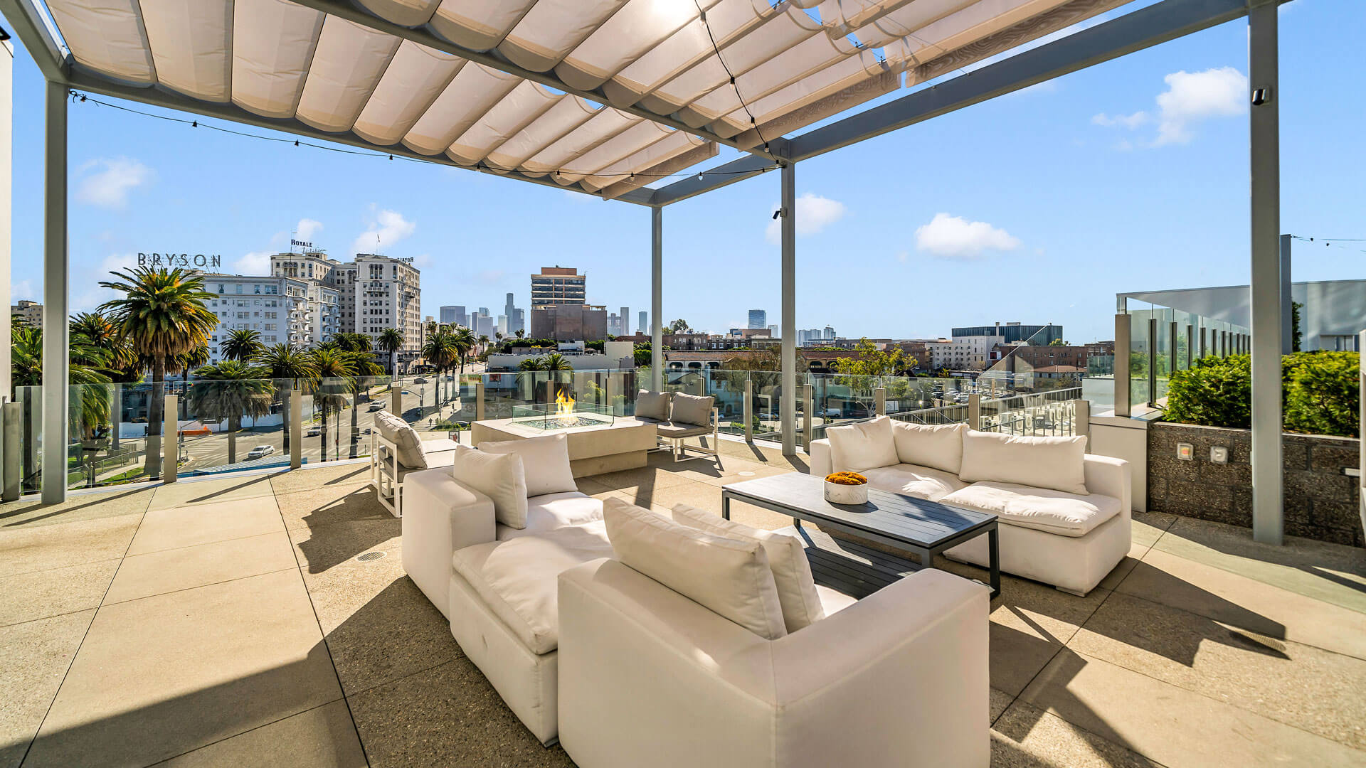 Kurve on Wilshire — community and apartment views.