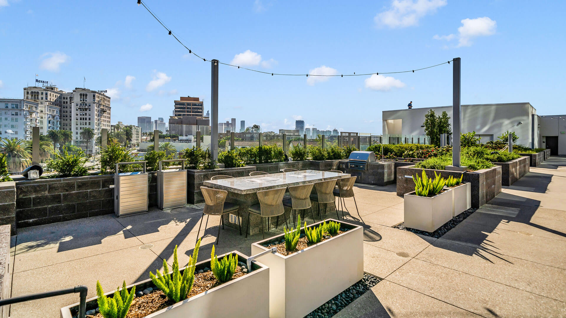 Kurve on Wilshire — community and apartment views.