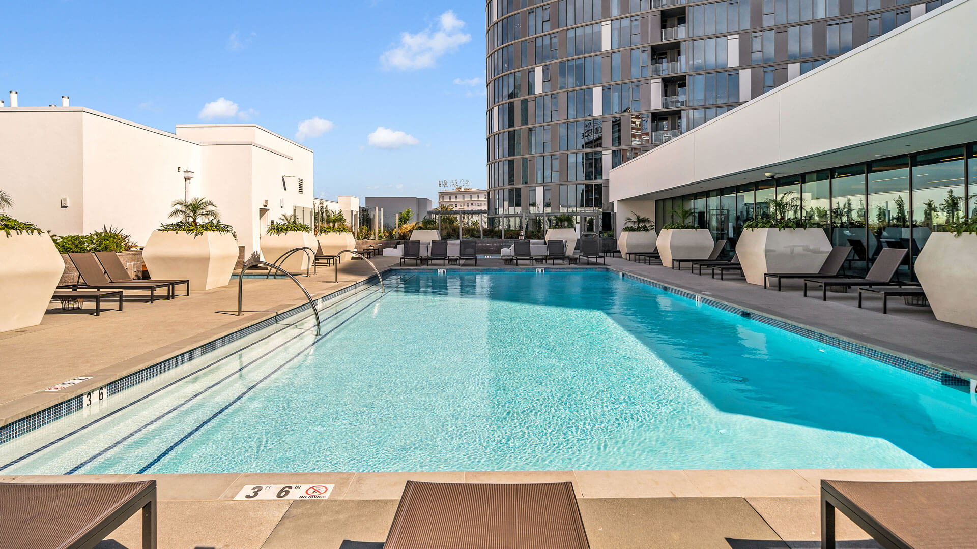 Kurve on Wilshire — community and apartment views.