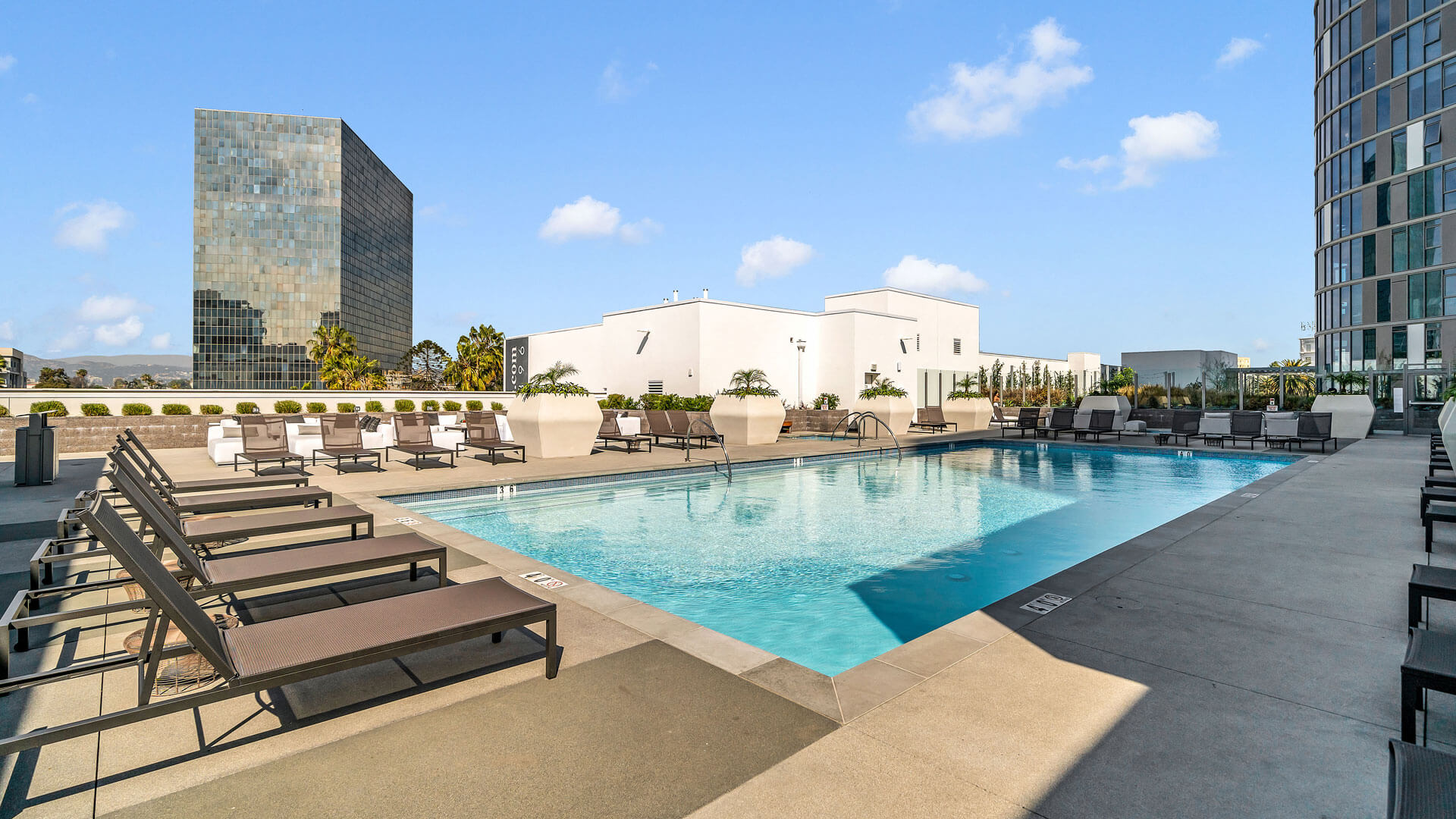 Kurve on Wilshire — community and apartment views.