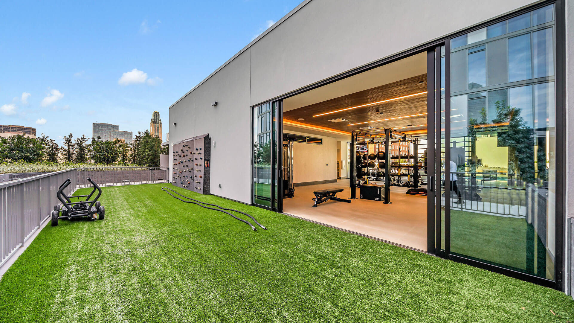 Kurve on Wilshire — community and apartment views.