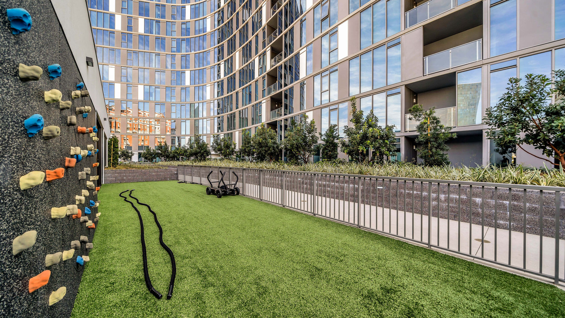 Kurve on Wilshire — community and apartment views.