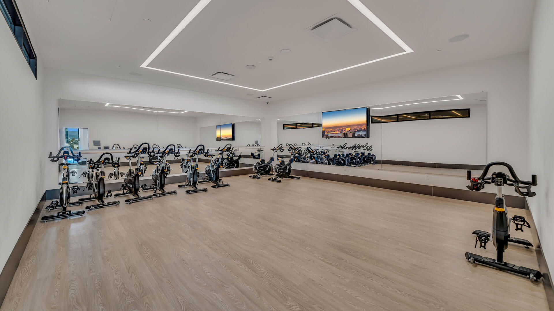 Kurve on Wilshire — community and apartment views.