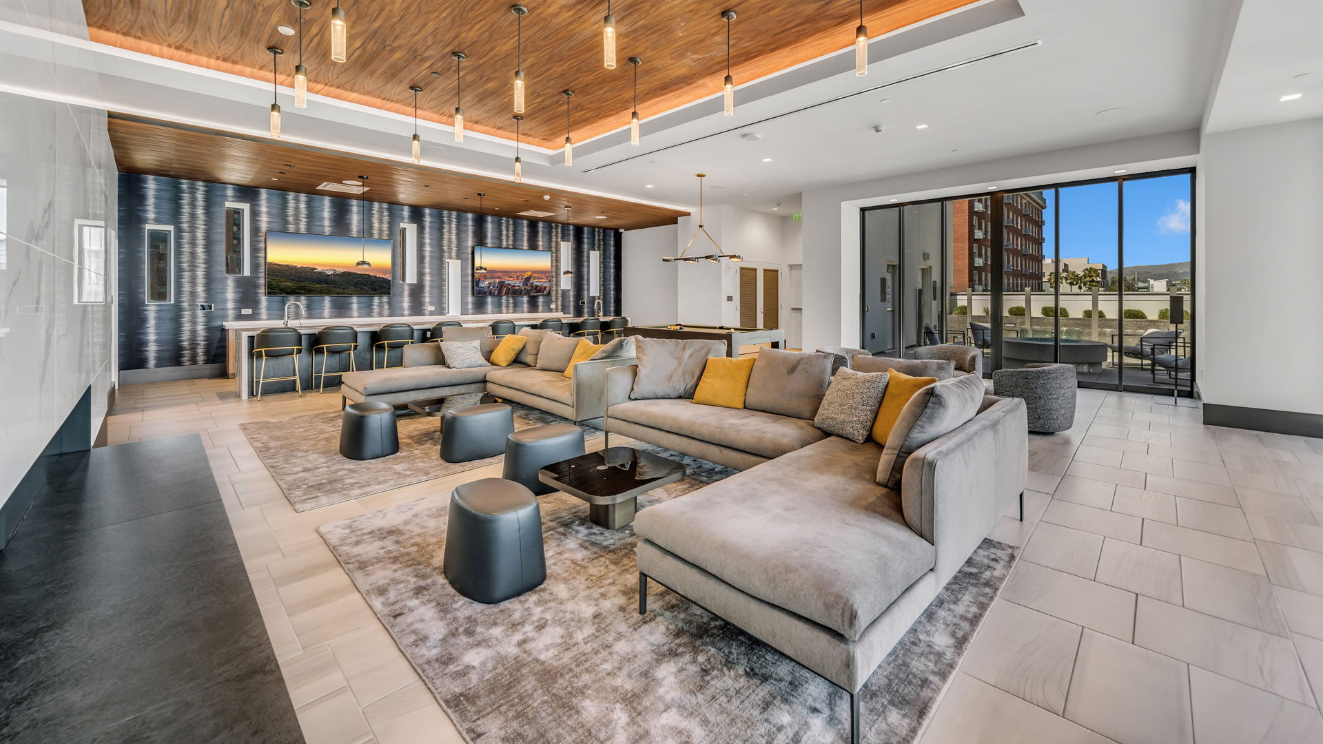 Kurve on Wilshire — community and apartment views.