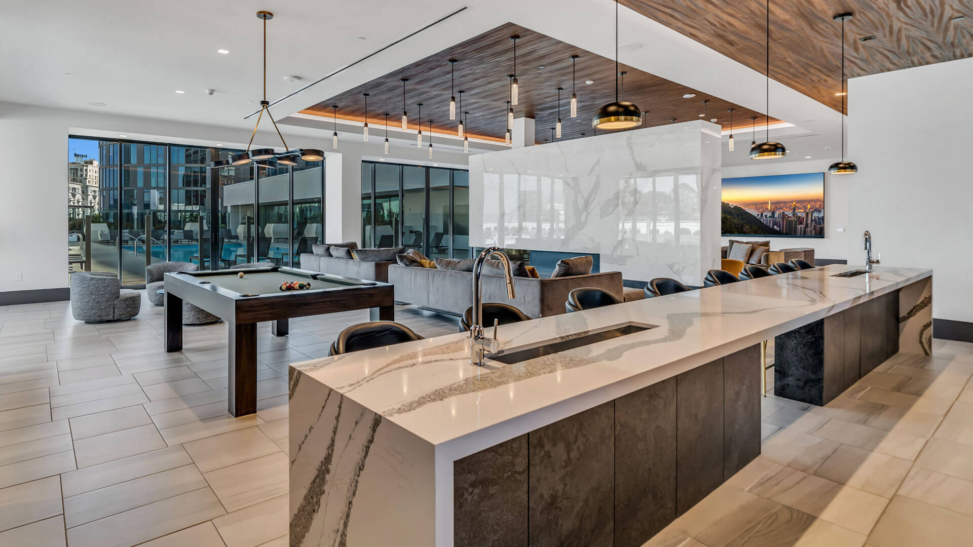 Kurve on Wilshire — community and apartment views.