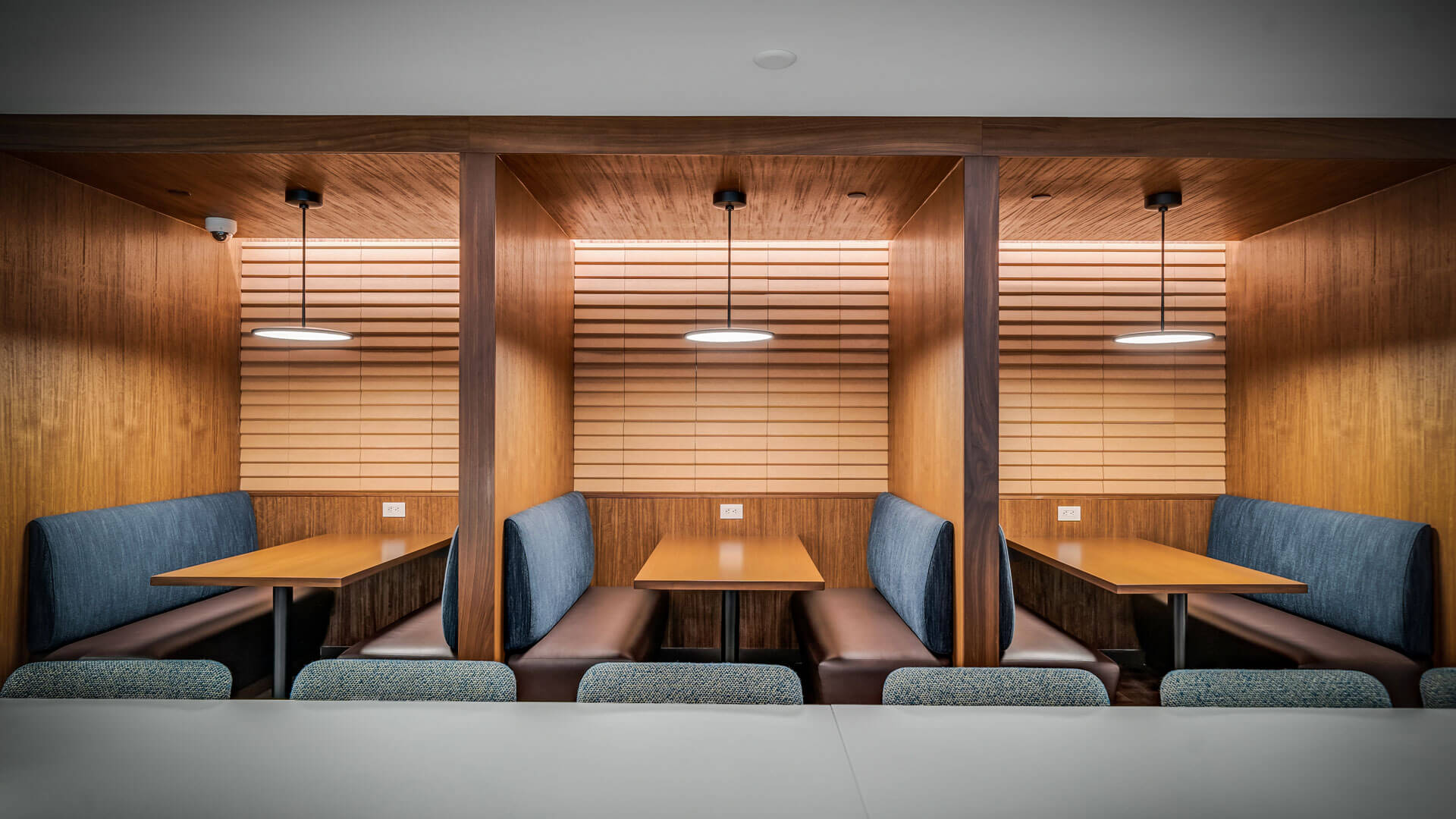 Kurve on Wilshire — community and apartment views.