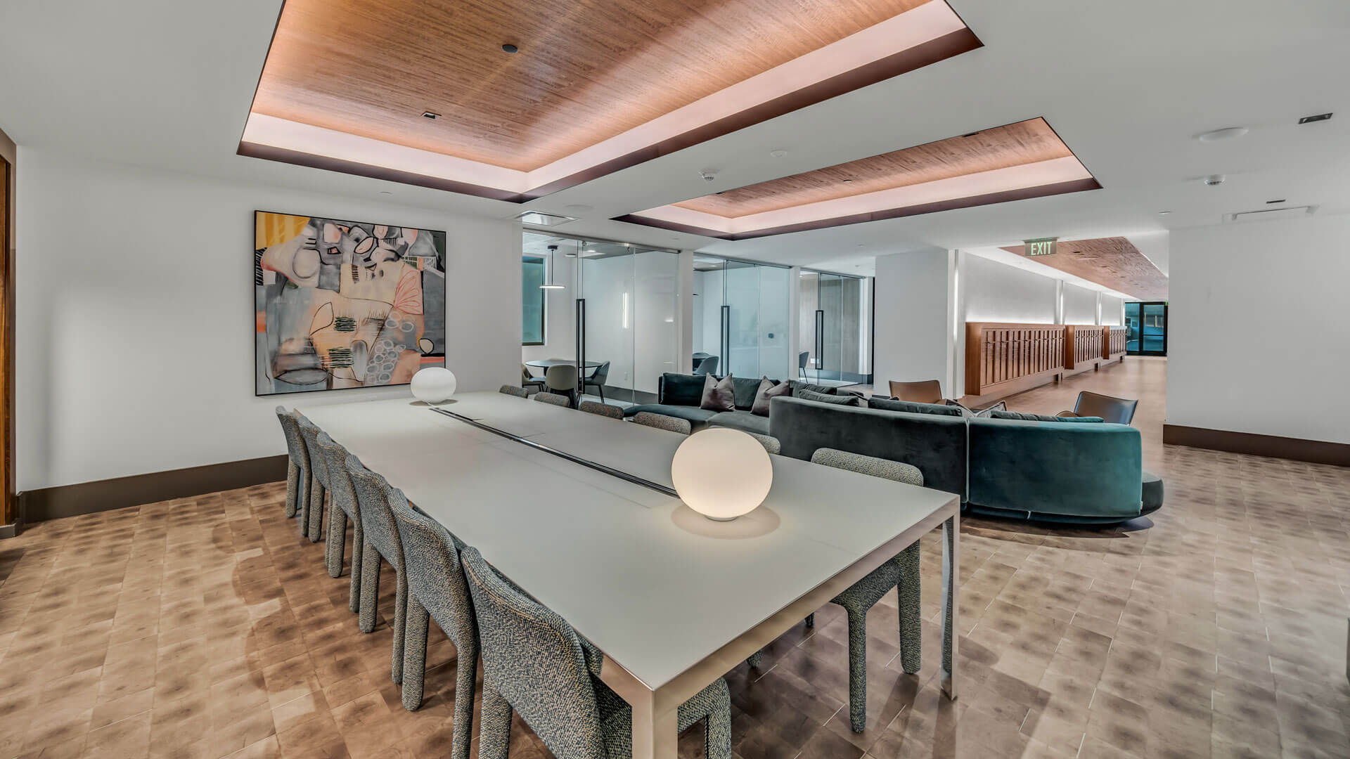 Kurve on Wilshire — community and apartment views.