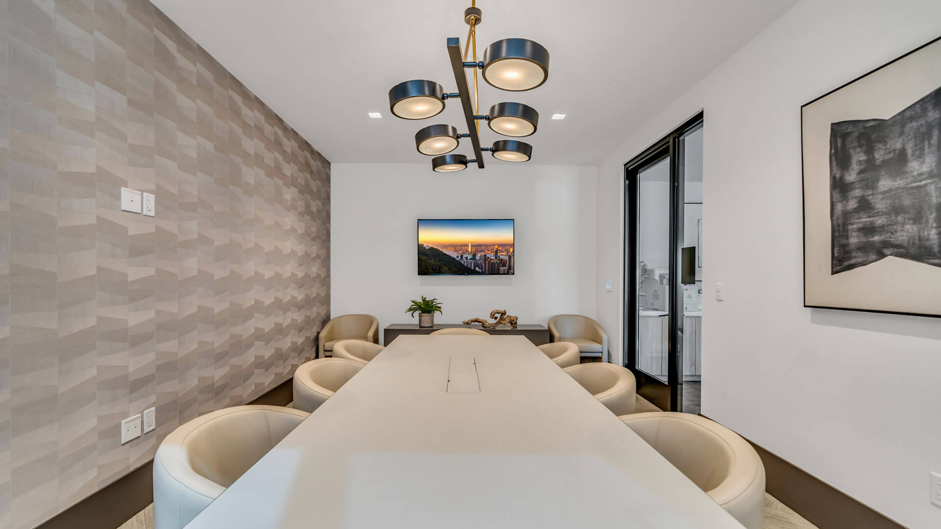 Kurve on Wilshire — community and apartment views.