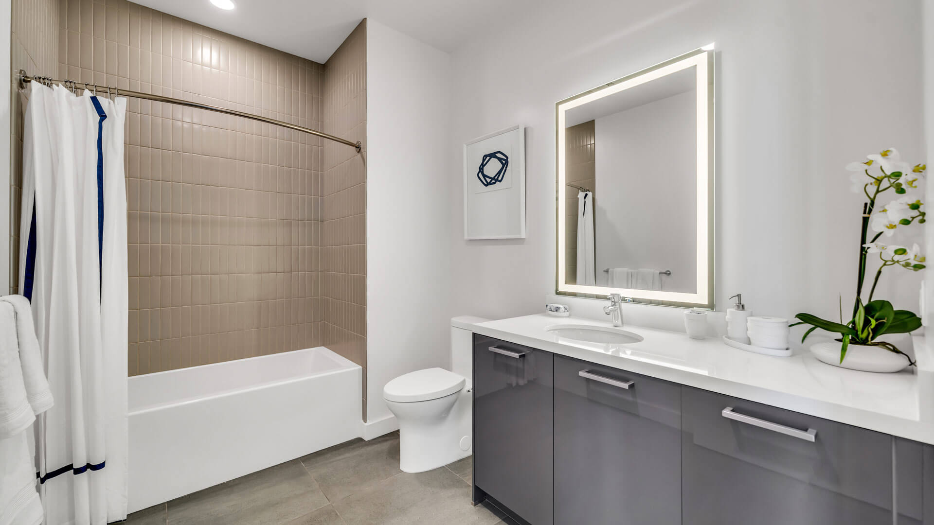 Kurve on Wilshire — community and apartment views.