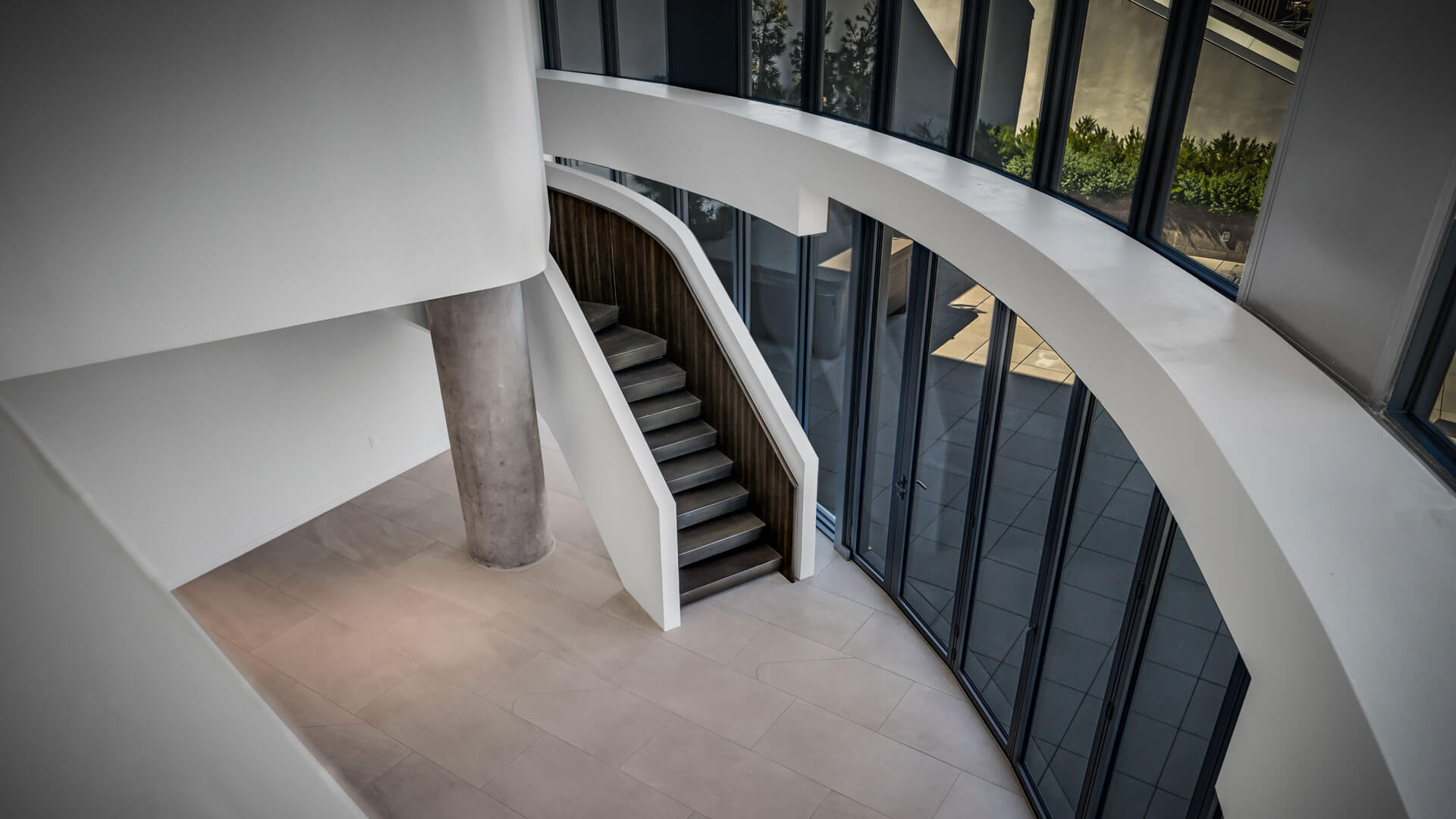 Kurve on Wilshire — community and apartment views.