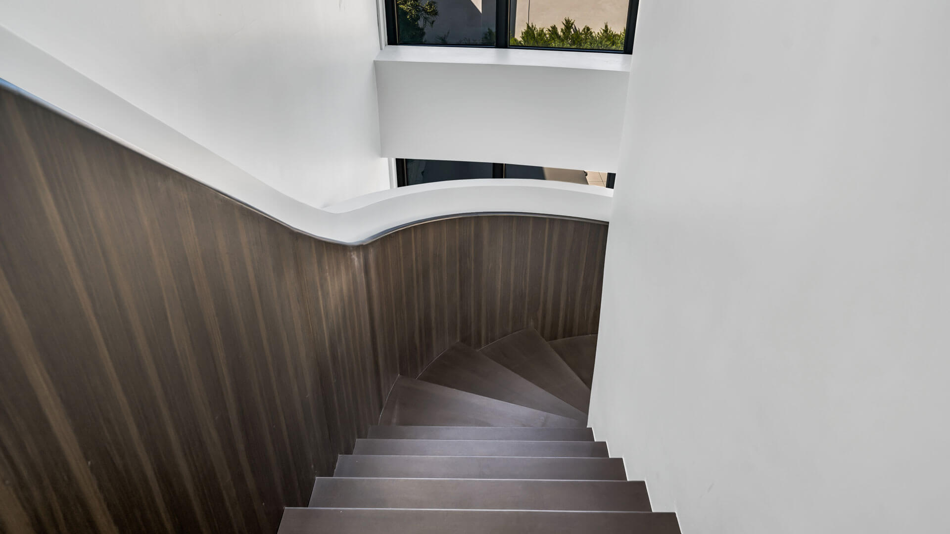 Kurve on Wilshire — community and apartment views.