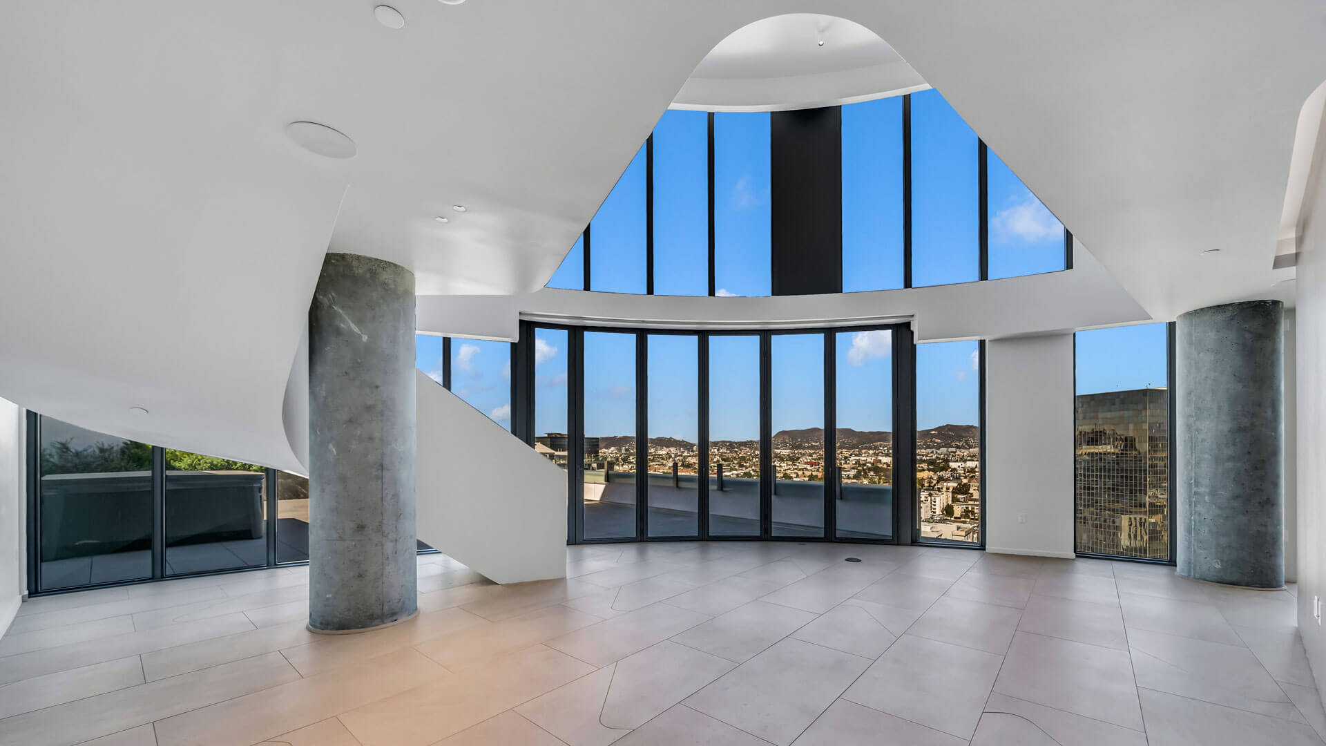 Kurve on Wilshire — community and apartment views.