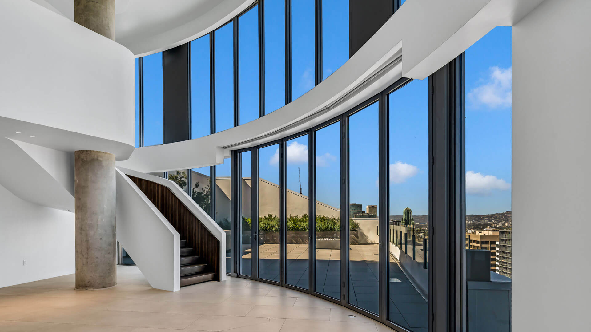 Kurve on Wilshire — community and apartment views.