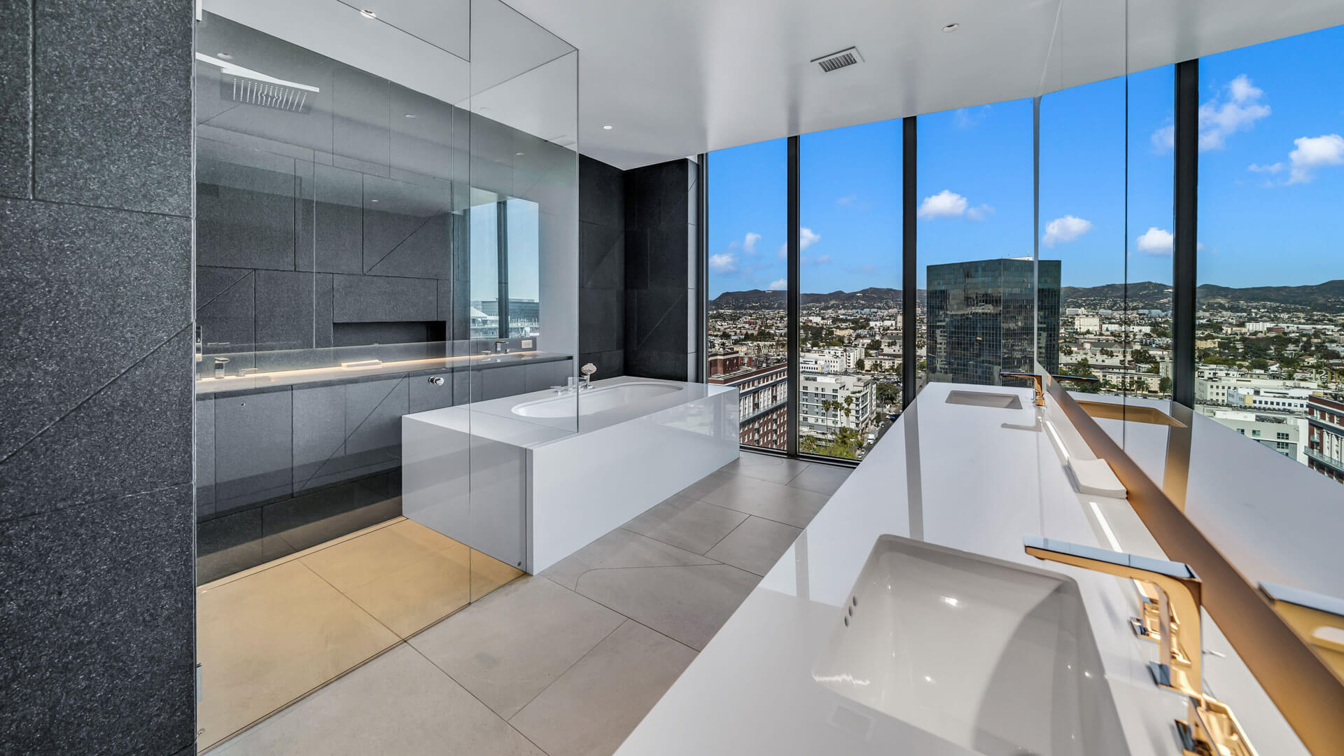 Kurve on Wilshire — community and apartment views.