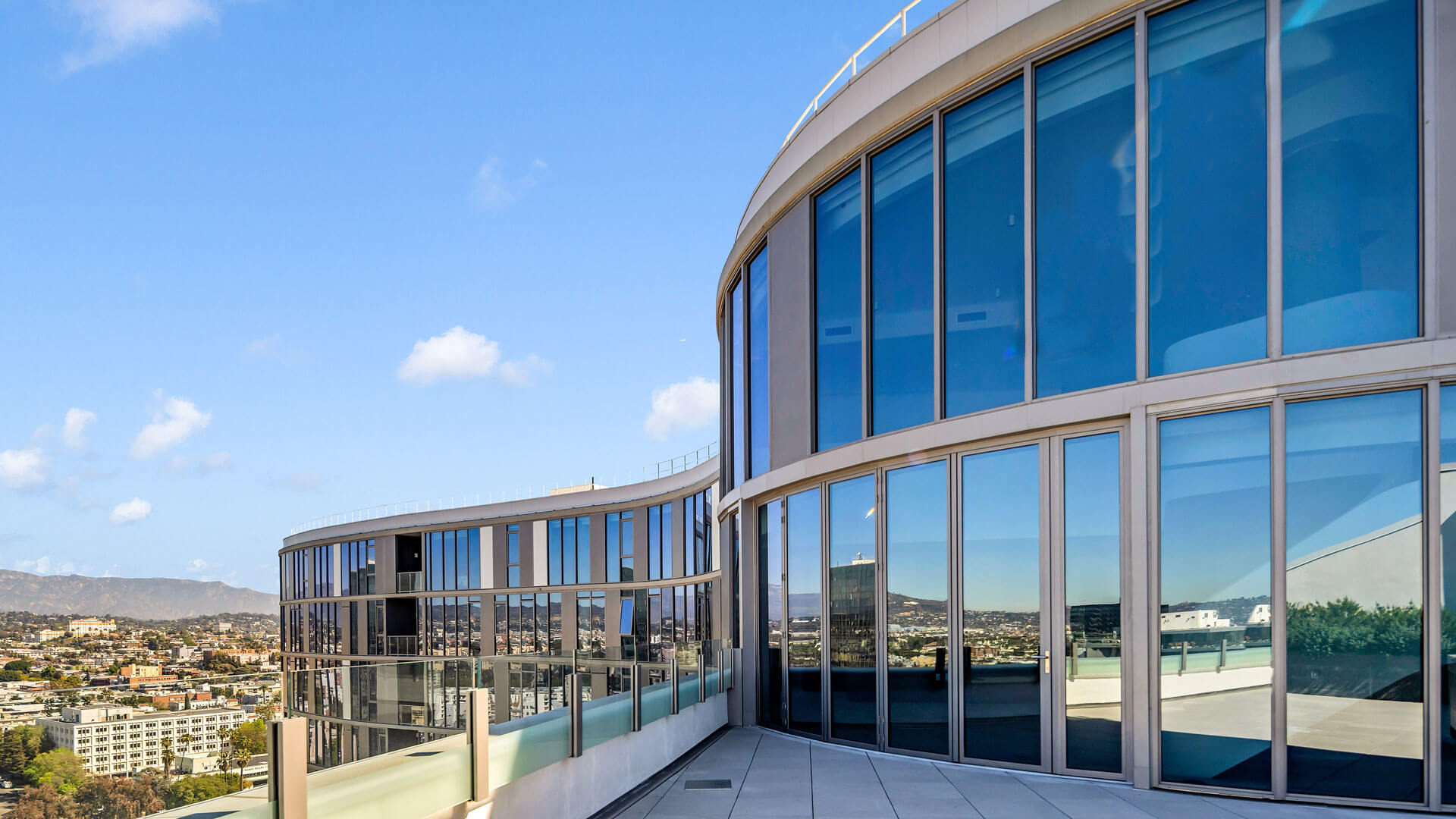 Kurve on Wilshire — community and apartment views.